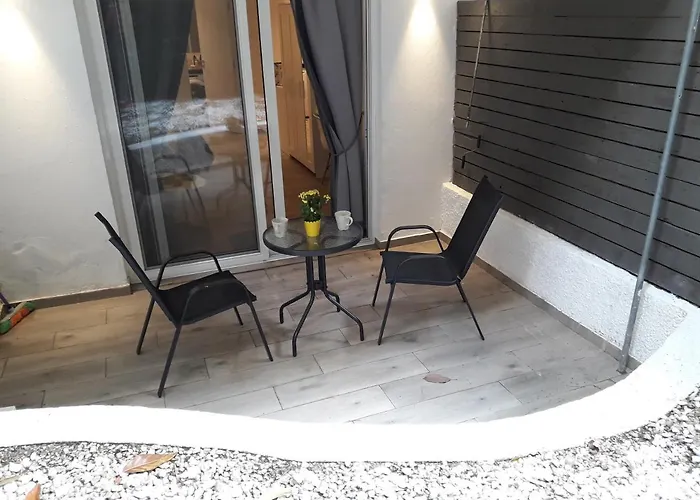 Kolonaki Luxury Backyard Studio
